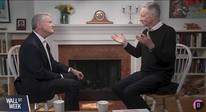 초지능 AI가 인간 노동력과 인류 사회의 가장 큰 위협이 될 수 있다고 경고해온 'AI의 대부' 제프리 힌튼 토론토대 명예교수가 2일(현지시간) 블룸버그TV와 인터뷰하고 있다. 자료=블룸버그TV 캡처