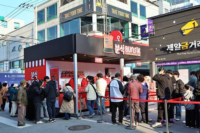 신라면김치볶음면 시식 행사 부스 앞 줄을 선 방문객들의 모습/ 사진= 농심 제공.