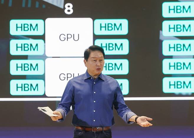 최태원 SK그룹 회장이 3일 서울 강남구 코엑스에서 열린 'SK AI 서밋'에서 기조연설을 하고 있다. 그는 AI 병목 현상이 연산 기능을 따라잡지 못하는 메모리 공급 부족에 있다고 봤다. 한국경제 이솔 기자