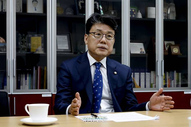 진성준 더불어민주당 의원이 지난 6일 국회 의원회관에서 경향신문과 인터뷰하고 있다. 문재원 기자