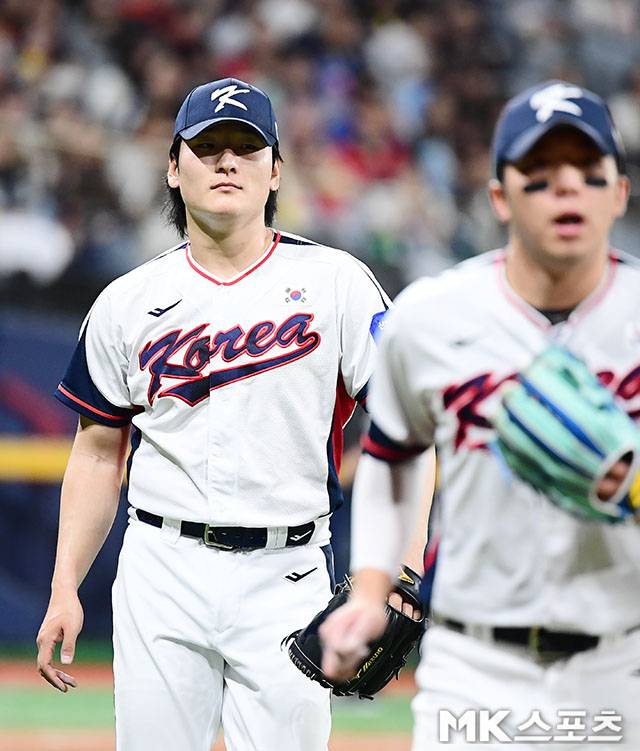 8일 오후 서울 고척스카이돔에서 ‘2025 NAVER K-BASEBALL SERIES’ 한국과 체코의 평가전이 열렸다. 대표팀 선발 곽빈이 2회초 실점없이 이닝을 마친 후 더그아웃으로 향하고 있다. 사진(고척 서울)=김영구 기자
