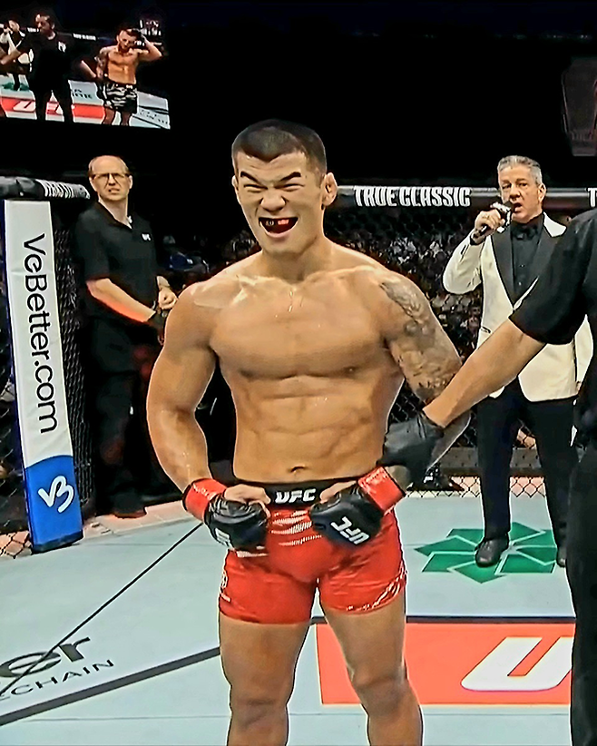 세계삼보선수권대회 컴뱃 부문 금메달리스트 고석현이 2025년 11월 미국 네바다주 엔터프라이즈 UFC on ESPN+ 121 제2경기 웰터급 5분×3라운드 승리 선언을 기다리며 웃고 있다. 사진=TKO