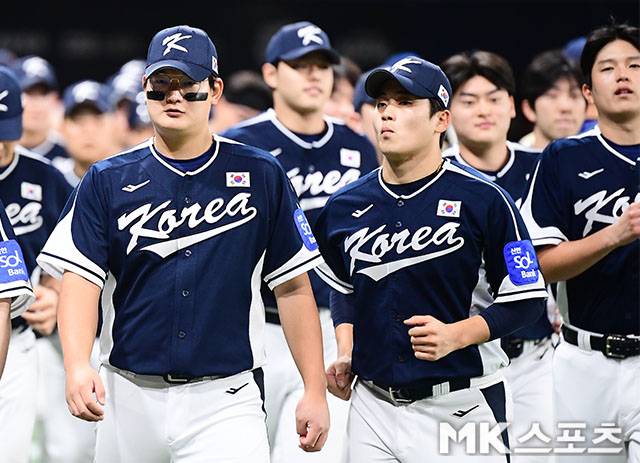 9일 오후 서울 고척스카이돔에서 ‘2025 NAVER K-BASEBALL SERIES’ 한국과 체코의 평가전이 열렸다. 11-1 대승을 거둔 대표팀 선수들이 그라운드를 빠져 나오고 있다. 사진(고척 서울)=김영구 기자