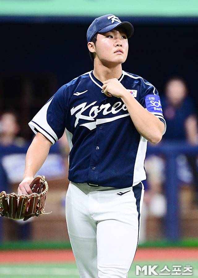9일 오후 서울 고척스카이돔에서 ‘2025 NAVER K-BASEBALL SERIES’ 한국과 체코의 평가전이 열렸다. 6회말 2사에서 대표팀 정우주가 체코 포스피실을 삼진처리한 후 마운드를 내려오고 있다. 사진(고척 서울)=김영구 기자