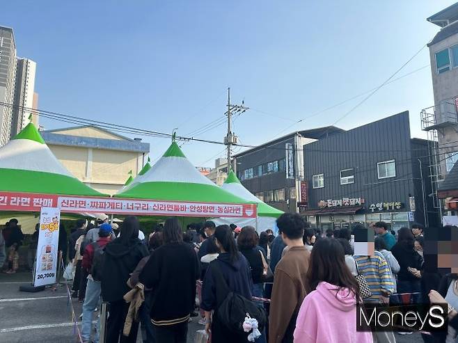 축제 방문객들이 농심의 갓 튀긴 라면을 구매하기 위해 줄을 서서 기다리고 있다. /사진=고현솔 기자