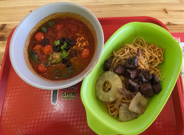 라면축제에서 판매된 ‘지중해토마토라면’과 ‘프리미엄스테이크볶음면’. 노현영 기자