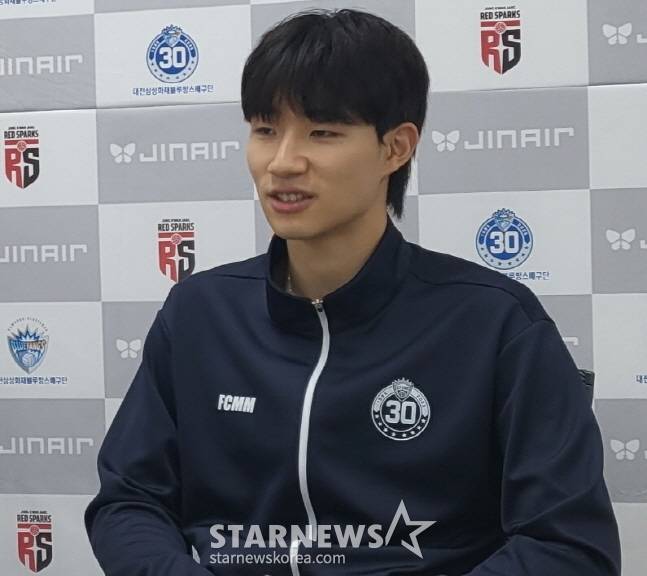 김우진이 경기 후 취재진과 인터뷰를 하고 있다. /사진=안호근 기자