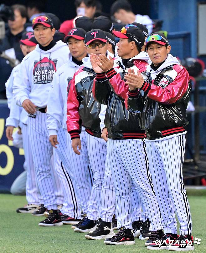 26일 오후 서울 송파구 잠실야구장에서 열린 '2025 신한 SOL Bank KBO 한국시리즈' 한화 이글스와 LG 트윈스의 1차전 경기, LG가 선발투수 톨허스트의 6이닝 2실점 호투와 신민재의 5타수 3안타 활약에 힘입어 8:2의 스코어로 승리하며 73.2%의 우승 확률을 잡았다. 이날 경기에서 승리한 LG 염경엽 감독이 선수단에게 박수를 보내고 있다. 엑스포츠뉴스 DB