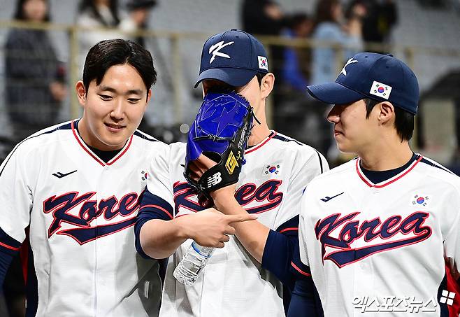 '2025 네이버 K-베이스볼 시리즈(K-BASEBALL SERIES NAVER)'에 소집된 원태인(오른쪽)과 문동주(오른쪽). 사진 엑스포츠뉴스 DB