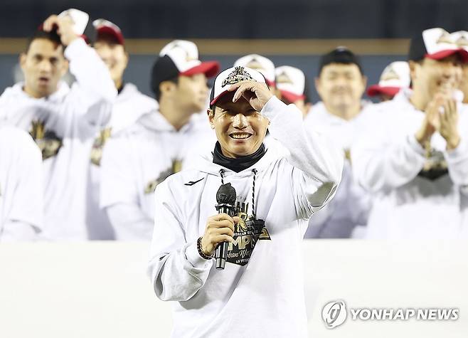 감사 인사하는 염경엽 감독 (서울=연합뉴스) 윤동진 기자 = 염경엽 LG 트윈스 감독이 1일 잠실야구장에서 열린 ‘한국시리즈 통합우승 IN 잠실’ 행사에서 감사 인사를 하고 있다. 2025.11.1 mon@yna.co.kr