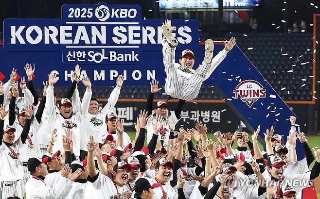 LG 트윈스 한국시리즈 우승 (대전=연합뉴스) 윤동진 기자 = 31일 대전 한화생명 볼파크에서 열린 2025 프로야구 KBO리그 포스트시즌 한국시리즈 5차전 LG 트윈스와 한화 이글스의 경기에서 승리, 우승한 LG 트윈스 선수들이 염경엽 LG 감독을 헹가래 치고 있다. 2025.11.1 mon@yna.co.kr