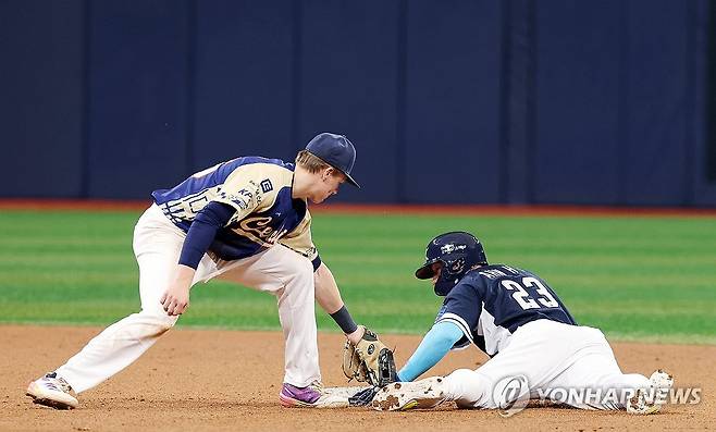 2루 도루 성공하는 안현민 (서울=연합뉴스) 이동해 기자 = 9일 오후 서울 구로구 고척스카이돔에서 열린 '2025 네이버 K-BASEBALL 시리즈' 대한민국과 체코의 평가전.
3회초 1사 1루 송성문 타석 때 1루에 있던 안현민이 2루 도루에 성공하고 있다. 2025.11.9 eastsea@yna.co.kr