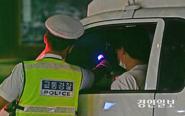 세계인의 시선이 대한민국에 집중된 APEC 정상회의 기간 벌어진 경찰의 음주 물의는 국민의 질타를 받았다. 사진은 경찰관들이 음주단속을 하고 있는 모습. 기사와 관련없음. /경인일보DB
