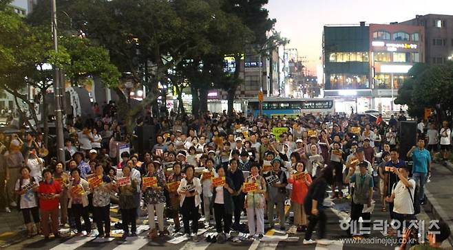 지난 2019년 8월13일 제주시청 앞에서 열린 '제주 제2공항 강행 저지 비상도민회의' 출범식 및 결의대회. ⓒ헤드라인제주