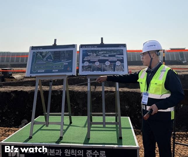 한국종합기술 소속 김현기 울릉공항 감리단장이 현장 브리핑을 하고 있다./사진=정지수 기자 jisoo2393@bizwatch.co.kr