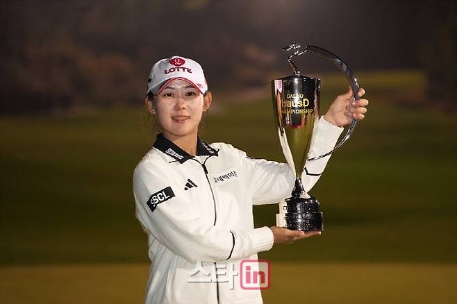 황유민이 KLPGA 투어 시즌 최종전으로 열린 대보하우스디 챔피언십에서 우승한 뒤 트로피를 들어 올리고 있다. (사진=이데일리 골프in 조원범 기자)