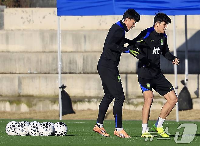 대한민국 축구 국가대표팀 손흥민과 김민재가 10일 충남 천안시 서북구 대한민국축구종합센터 하이브리드잔디 훈련장에서 훈련을 하고 있다. 홍명보 감독이 이끄는 축구대표팀은 오는 14일 대전월드컵경기장에서 볼리비아와, 18일 서울월드컵경기장에서 가나와 11월 A매치 친선경기를 갖는다. 2025.11.10/뉴스1 ⓒ News1 박정호 기자