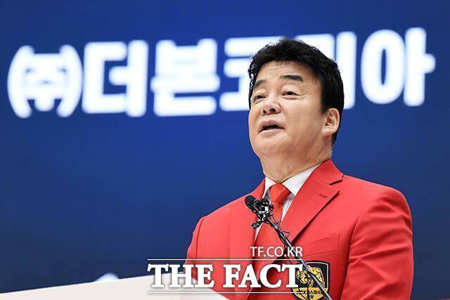 MBC가 오는 17일 백종원 더본코리아 대표가 출연한 예능 '남극의 셰프' 방영을 강행하기로 하면서 논란이 이어지고 있다. 11일 가맹점주 등은 방영 중단을 촉구하기 위해 MBC 앞에서 기자회견을 가질 계획이다. /더팩트DB