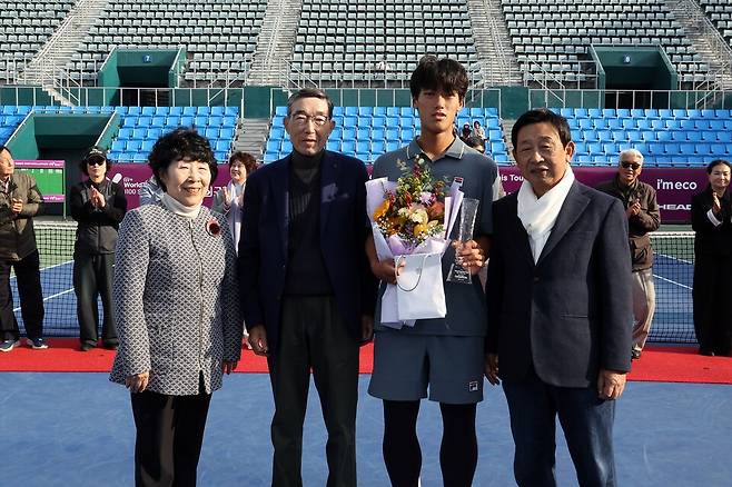 조세혁이 홍종문배 국제 주니어테니스투어대회 남자단식에서 우승한 뒤 김두환 장호테니스재단 이사장, 홍순용 재단 집행위원장 등과 기쁨을 나누고 있다. 테니스코리아