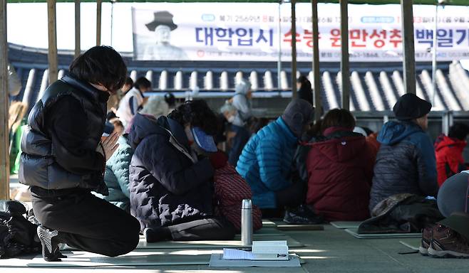2026학년도 대학수학능력시험을 열흘 앞둔 지난 3일 유명한 입시 기도처인 경북 팔공산 갓바위 풍경./연합뉴스