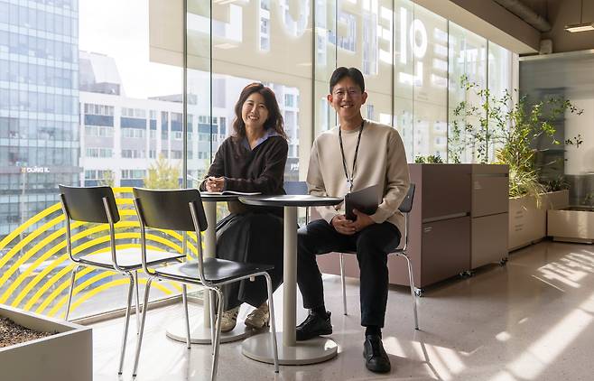 2025년 10월 15일 서울 강남구 도산대로 아파트멘터리 사무실. 윤소연(오른쪽), 김준영 아파트멘터리 공동 대표. /김지호 기자