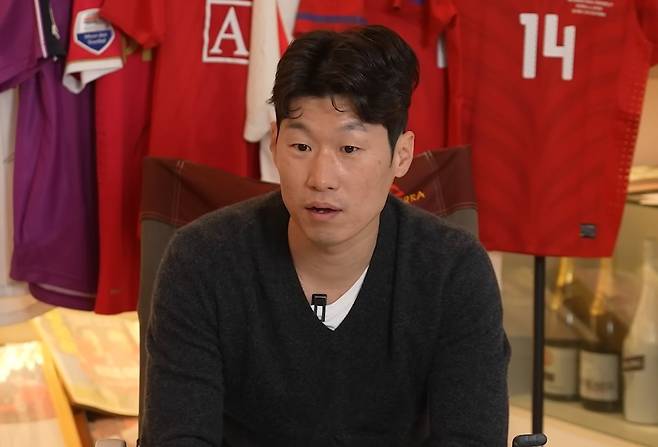 한국 축구 레전드 박지성이 ‘2025 아이콘 매치’ 이후 무릎 부상 상태를 솔직히 밝히며 일상생활에는 문제가 없다고 팬들을 안심시켰다. 55분 출전해 팬들의 기립박수를 받은 그는 무릎 통증에도 꾸준히 운동하며 축구 사랑을 이어가고 있다. 사진=유튜브 채널 ‘캡틴 파추호’ 캡처