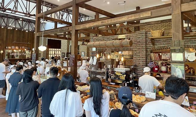 런던베이글뮤지엄에서 빵을 구입하고 있는 시민들. 뉴시스