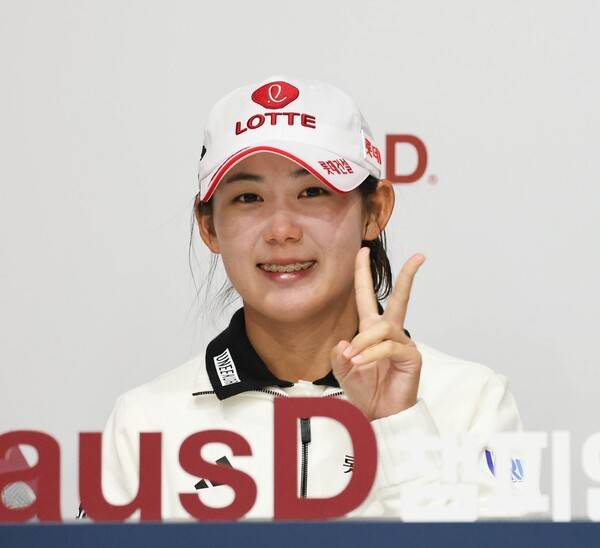 한국여자프로골프(KLPGA) 투어 2025시즌 최종전 대보 하우스디 챔피언십 연장전 끝에 우승을 차지한 황유민 프로가 우승 인터뷰 하는 모습이다. 사진제공=KLPGA (사진을 무단으로 사용하지 마십시오.)