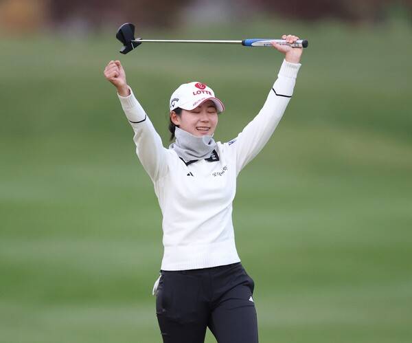 한국여자프로골프(KLPGA) 투어 2025시즌 최종전 대보 하우스디 챔피언십 연장전 끝에 우승을 차지한 황유민 프로가 우승을 확정한 직후 환호하는 모습이다. 사진제공=KLPGA (사진을 무단으로 사용하지 마십시오.)