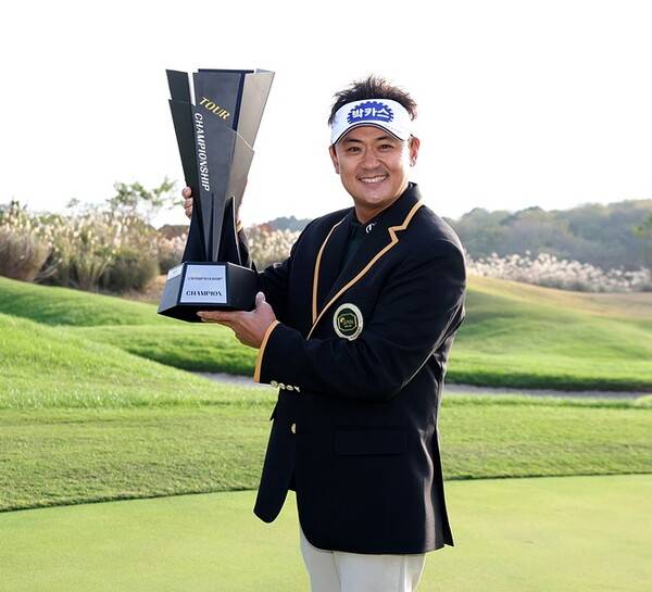 2025년 한국프로골프(KPGA) 투어 시즌 최종전 'KPGA 투어챔피언십 인 제주' 우승을 차지한 박상현 프로가 우승 트로피를 들고 기념 촬영하는 모습이다. 사진제공=KPGA (사진을 무단으로 사용하지 마십시오.)