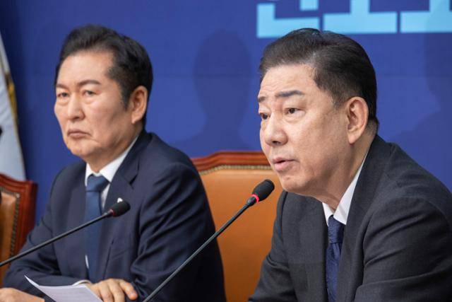 김병기 더불어민주당 원내대표가 10일 국회에서 열린 최고위원회의에서 발언하고 있다. 왼쪽은 정청래 대표. 연합뉴스
