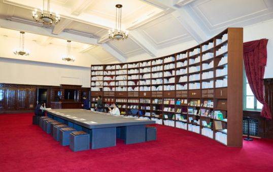 양식당 ‘그릴’은 다섯 서점이 큐레이션한 100여 점의 책으로 문학적 상상의 공간으로 꾸며졌다.