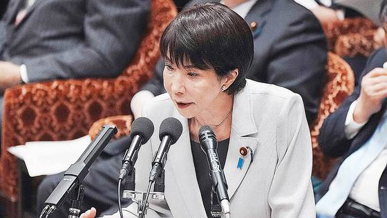 다카이치 사나에 일본 총리가 10일 열린 중의원 예산위원회에서 의원 질의에 답하고 있다. AFP=연합뉴스