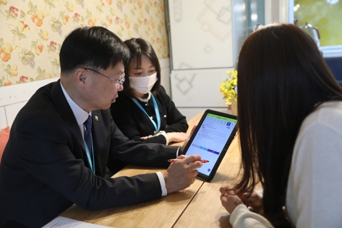 ▲ 안형준 국가데이터처장이 5일 대전 서구의 가정을 방문해 인구주택총조사 현장을 점검하고 있다. 국가데이터처 제공