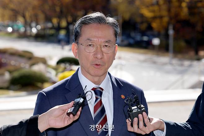 정성호 법무부 장관이 10일 정부 과천종합청사로 출근하며 기자들과 만나 검찰의 대장동 사건 항소 포기와 관련한 질문에 답하고 있다. 이준헌 기자