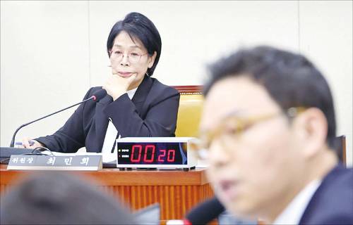 지난 10월 30일 국회 과학기술정보방송통신위원회에서 열린 종합감사에서 최민희 위원장이 박정훈 국민의힘 의원의 사퇴 요구 발언을 듣고 있다. (연합뉴스)