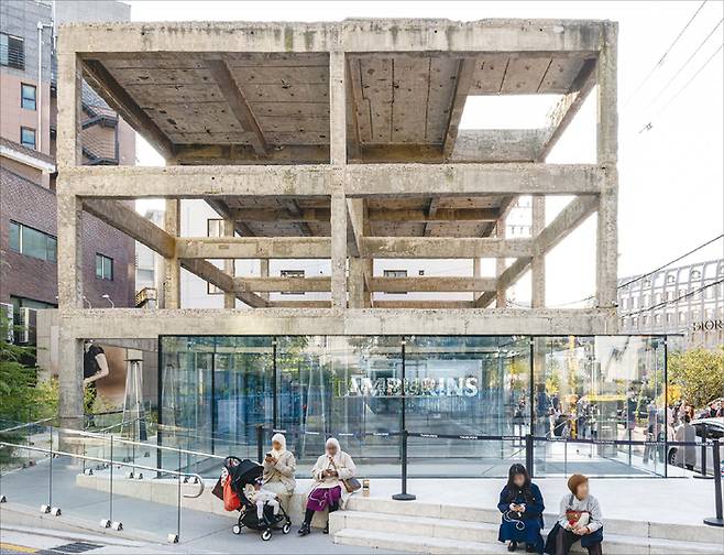 서울 성수동 최고 핫플 중 하나로 떠오른 ‘탬버린즈 성수 플래그십 스토어’. 철근 콘크리트 골조만 남기고 지상층을 모두 비운 파격 설계로 눈길을 사로잡는다. (윤관식 기자)