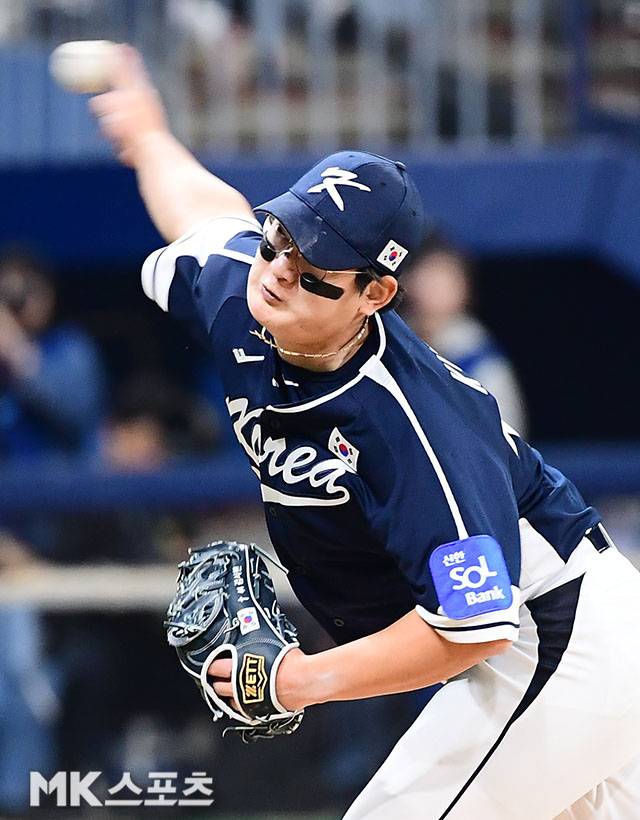 9일 오후 서울 고척스카이돔에서 ‘2025 NAVER K-BASEBALL SERIES’ 한국과 체코의 평가전이 열렸다. 5회말에 등판한 대표팀 김서현이 역투하고 있다. 사진(고척 서울)=김영구 기자