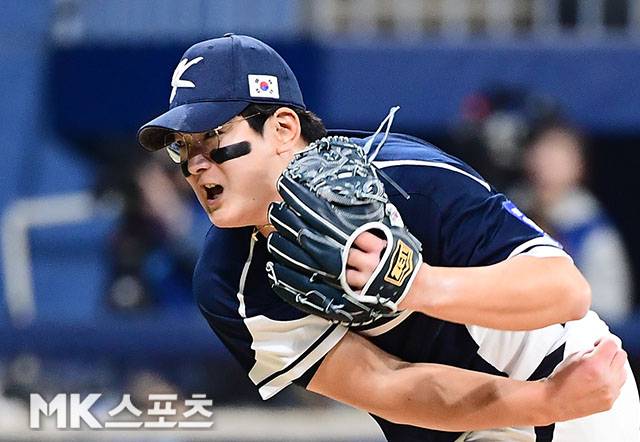 9일 오후 서울 고척스카이돔에서 ‘2025 NAVER K-BASEBALL SERIES’ 한국과 체코의 평가전이 열렸다. 5회말에 등판한 대표팀 김서현이 역투하고 있다. 사진(고척 서울)=김영구 기자