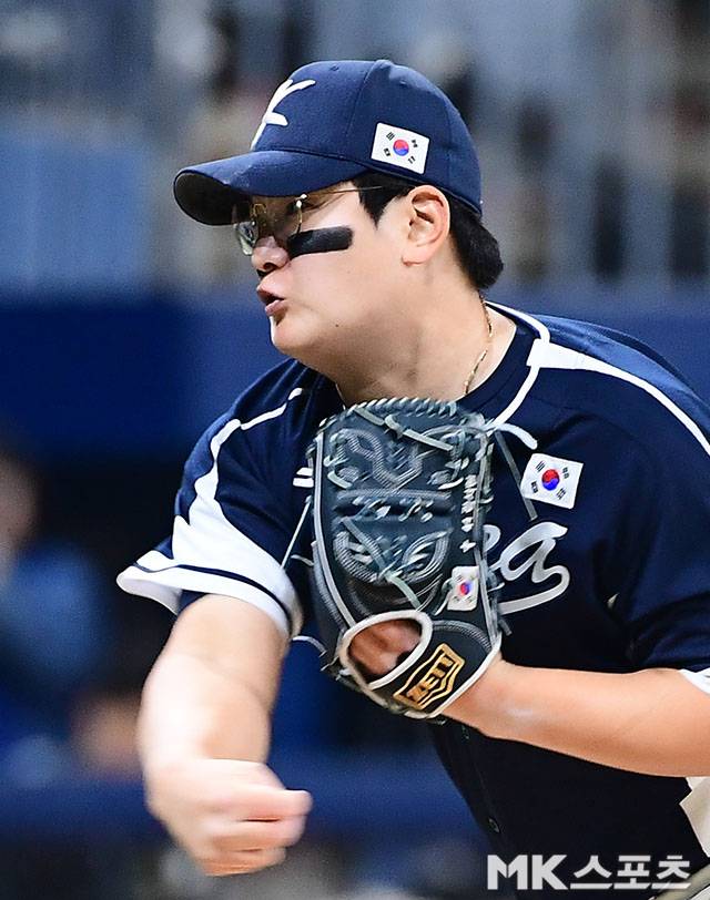 9일 오후 서울 고척스카이돔에서 ‘2025 NAVER K-BASEBALL SERIES’ 한국과 체코의 평가전이 열렸다. 5회말에 등판한 대표팀 김서현이 역투하고 있다. 사진(고척 서울)=김영구 기자