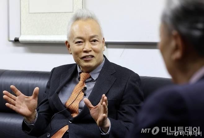 백용호 머니투데이 상임고문(글로벌코리아인사이츠 이사장, 왼쪽)이 지난 5일 일본 도쿄도 치요다구 나가타초 주젠빌딩 사무실에서 하토야마 유키오 전 일본총리와 대담하고 있다./사진=(도쿄) 김창현 기자 chmt@