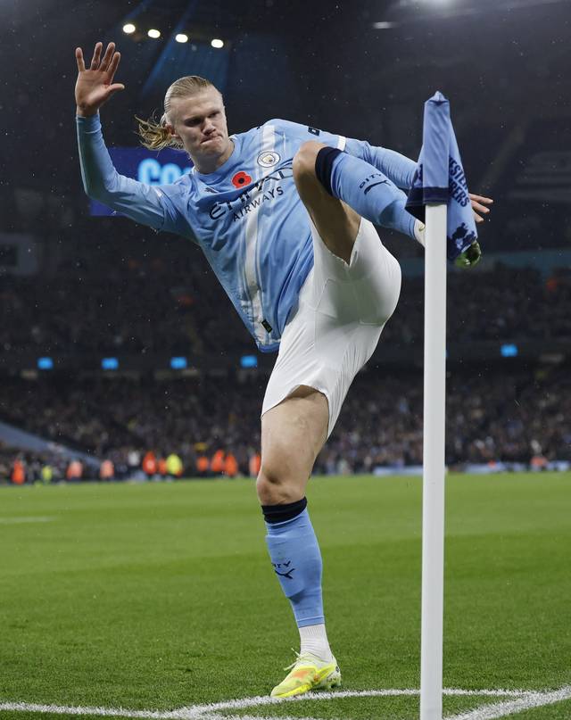 맨체스터시티의 엘링 홀란이 10일 오전(한국시간) 영국 잉글랜드 맨체스터의 에티하드 스타디움에서 열린 EPL 홈경기에서 전반 29분 선제골을 넣은 후 코너 플래그를 발로 차고 있다. 로이터 연합뉴스