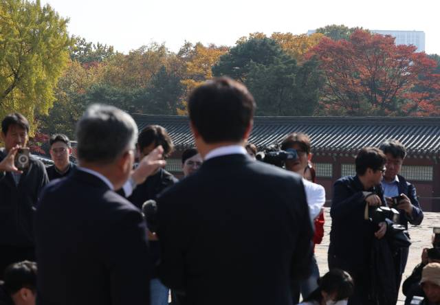 ▲최휘영 문화체육관광부 장관과 허민 국가유산청장이 7일 역사문화환경 보존지역 바깥에서의 개발 규제 완화 조례에 대한 대법원 판결과 관련해 서울 종묘를 찾아 전경을 점검하고 있다. 지난 6일 대법원은 문화유산법 해석상 보존지역 바깥에 대해서까지 국가유산청과 협의해 조례를 정해야 한다고 볼 수는 없다며 해당 지역의 개발 규제를 완화한 서울시 조례 개정이 법령 우위 원칙에 위반되지 않는다고 판단했다. ⓒ연합뉴스