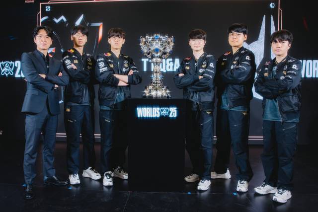 LoL 월드 챔피언십 사상 첫 3연속 우승 달성한 T1 LoL 선수단. 김정균(왼쪽부터) 감독, '도란' 최현준, '오너' 문현준, '페이커' 이상혁, '구마유시' 이민형, '케리아' 류민석. 사진제공=라이엇게임즈
