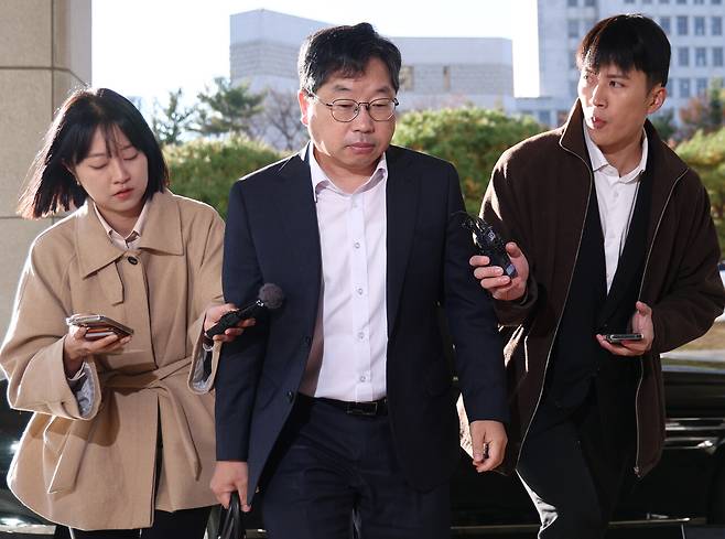 노만석 검찰총장 직무대행이 11월10일 서울 대검찰청으로 출근하며 취재진의 질문을 받고 있다. ⓒ연합뉴스