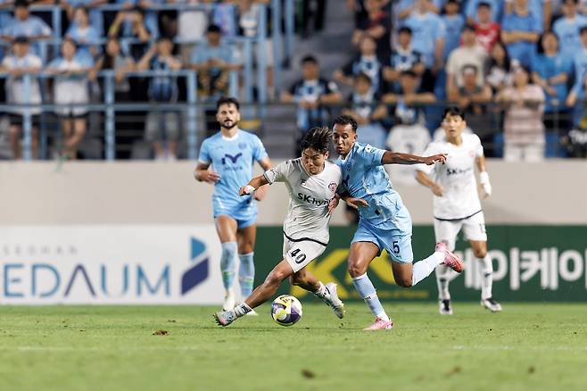 대구FC 지오바니(오른쪽)가 지난 8월 23일 제주 SK와 홈 경기 도중 김륜성과 볼을 다투고 있다. 프로축구연맹 제공