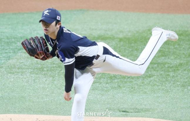 '2025 NAVER K-BASEBALL SERIES' 대한민국 대 체코 야구 대표팀의 경기가 9일 서울 고척스카이돔에서 열렸다. 한국 선발 오원석이 역투하고 있다. 야구대표팀은 2026 월드베이스볼클래식(WBC)에 대비, 체코와의 평가전과 15일과 16일엔 일본 도쿄돔에서 일본과 총 4차례 'K-베이스볼 시리즈를 진행한다. /사진=김진경 대기자