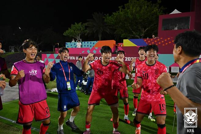 지난 4일 2025 국제축구연맹(FIFA) 17세 이하(U-17) 월드컵 멕시코전 승리 후 기뻐하고 있는 대한민국 U-17 대표팀 선수들. /사진=대한축구협회 제공