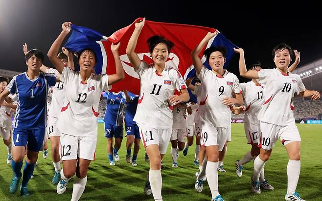 북한 U-17 여자대표팀이 지난 9일(한국시간) 모로코 라바트의 라바트 올림픽 스타디움에서 열린 '2025 국제축구연맹(FIFA) U-17 여자 월드컵' 결승에서 네덜란드를 꺾은 뒤 우승 세리머니를 하고 있다. /사진=FIFA 공식 홈페이지 갈무리