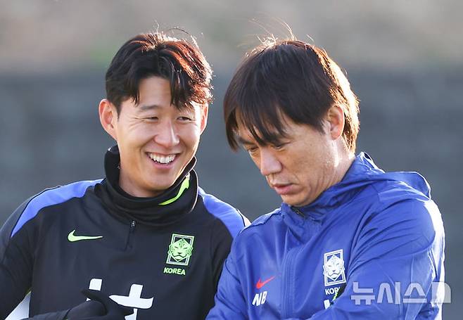 10일 충남 천안시 입장면의 대한민국 축구종합센터에서 진행된 훈련 전 대한민국 국가대표팀 주장 손흥민(왼쪽)과 홍명보 감독이 대화를 나누고 있다. /사진=뉴시스